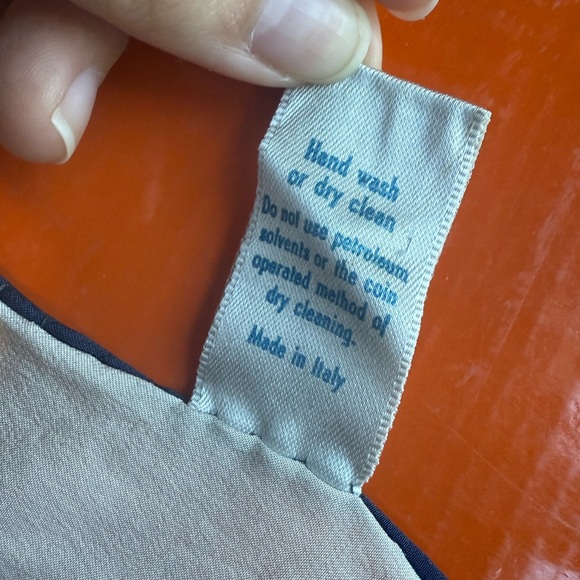 Gucci 100% Silk Scarf - Picture 6 of 10